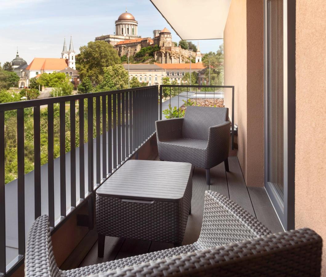 Mediterraneo Luxury Room إسترغوم المظهر الخارجي الصورة